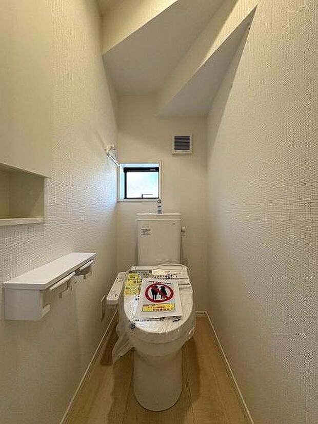 お手洗いは温水洗浄便座です。ストックに便利な収納棚があります。