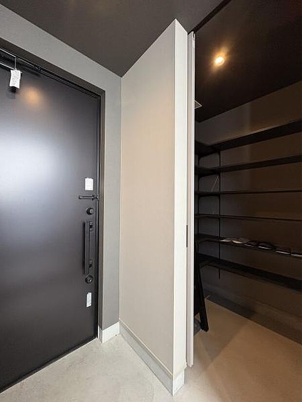 玄関内がすっきりするシューズクロークつきの玄関です