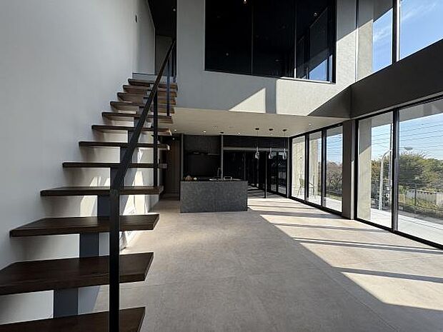 光や風通しを良くし、空間を大きく見せるスケルトン階段のあるリビング