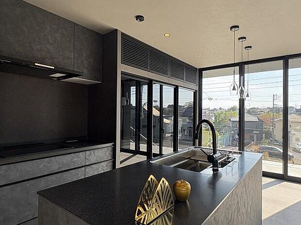 キッチン収納つきのキッチン。引き出しや戸棚があるため、色々と片付きます