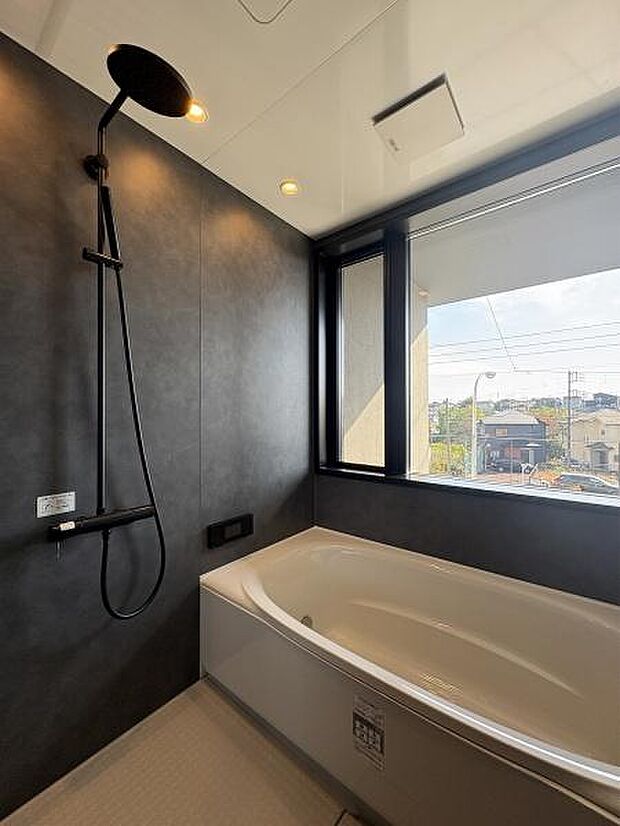 1日の疲れをゆっくりと癒すバスルーム。