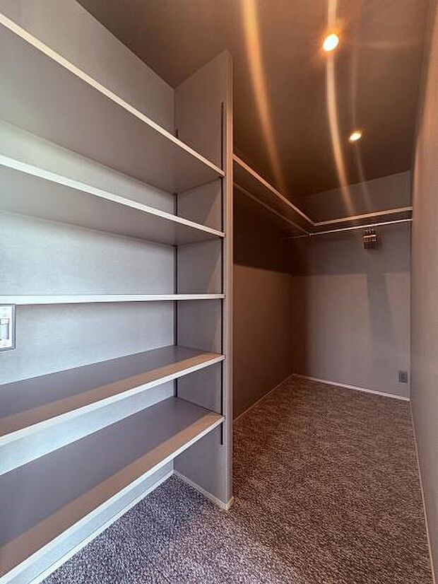 主寝室内の収納。ウォークインクローゼットになってます