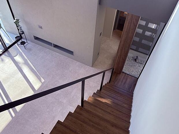 階段を下りればリビングに。自然と家族と顔を合わせられます