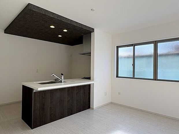 家事をしながらコミュニケーションが取れる対面式キッチン。