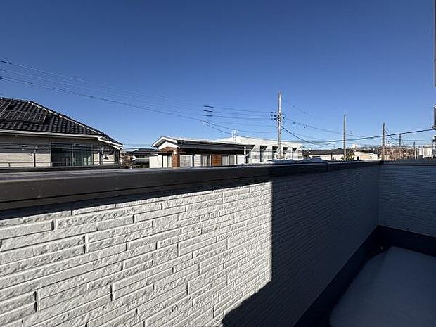 室内に明るさを運ぶバルコニー。