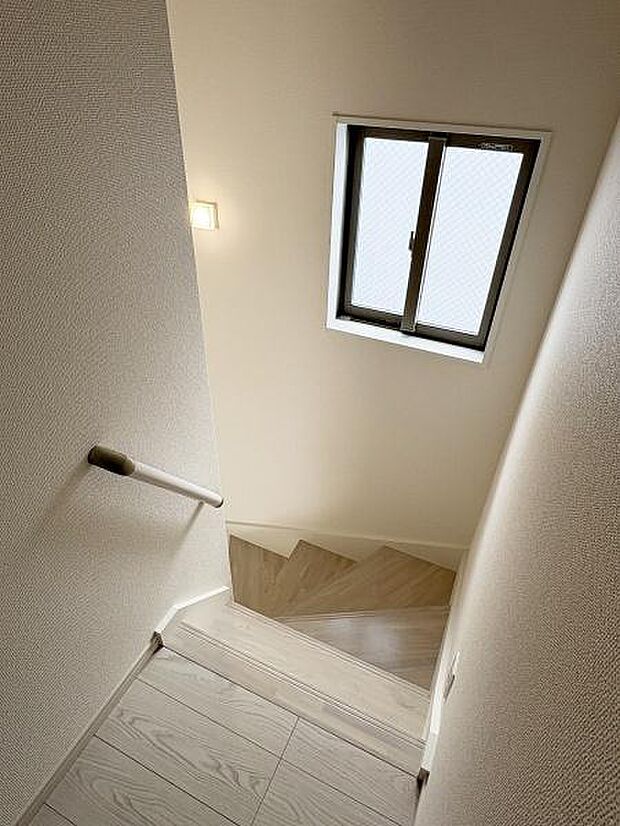 階段には手すりがついているので昇り降りが安心です。