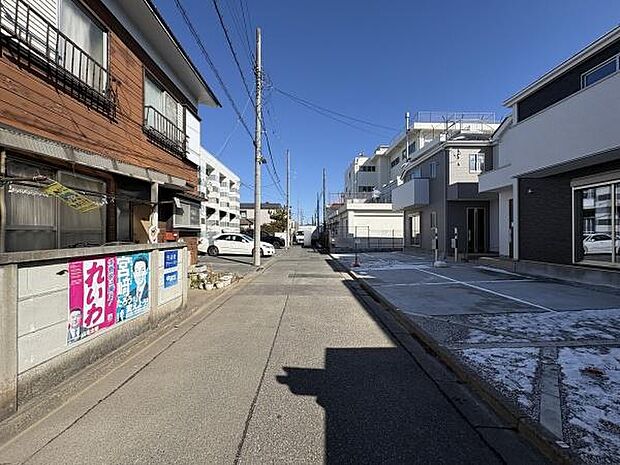 交通量の少ない道路に面しています。