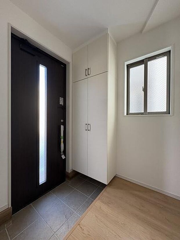 窓のある明るい玄関内