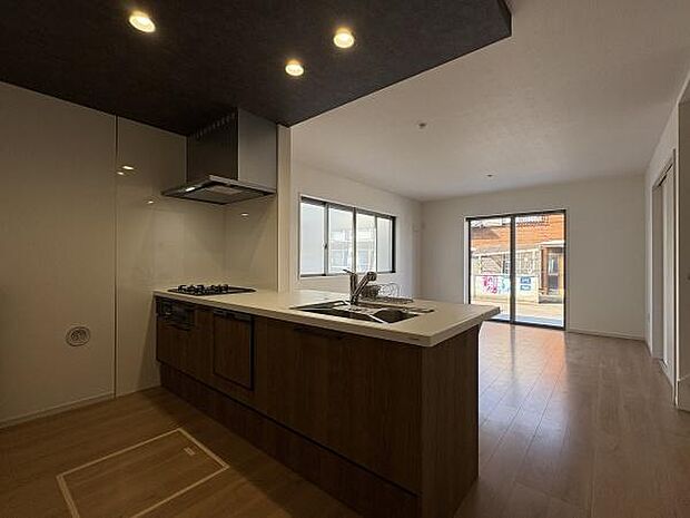 家事をしながらコミュニケーションが取れる対面式キッチン。