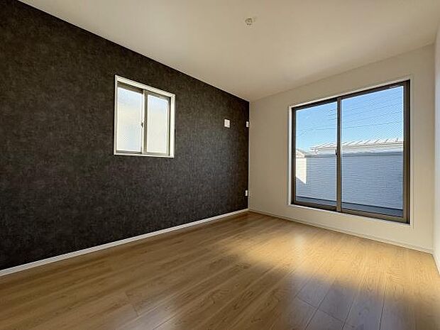 バルコニーに出入り可能な6帖の洋室