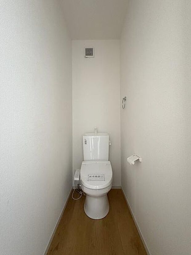 1階・2階にそれぞれ設けられたトイレは温水洗浄便座です。(写真は1階トイレ)