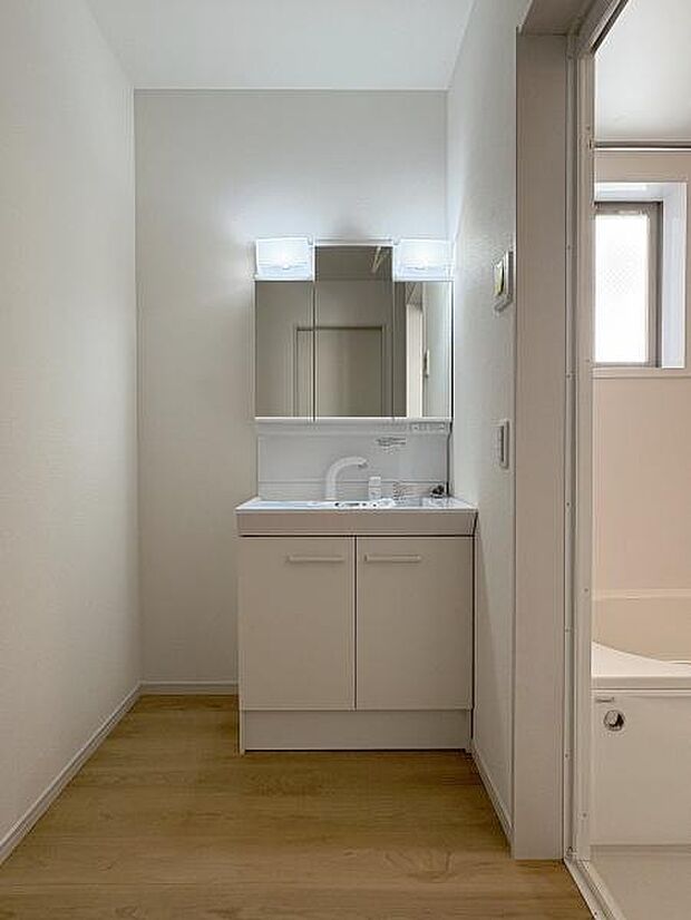 三面鏡付きの洗面台です。鏡裏にも収納可能。