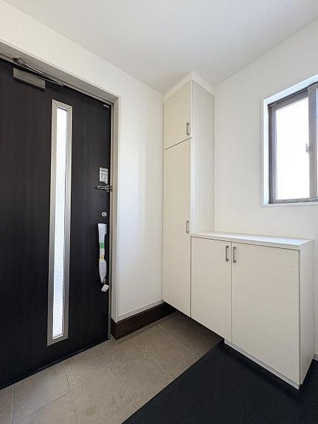 窓のある明るい玄関内