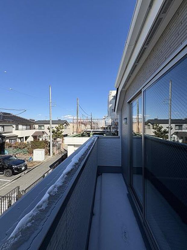 室内に明るさを運ぶバルコニー。