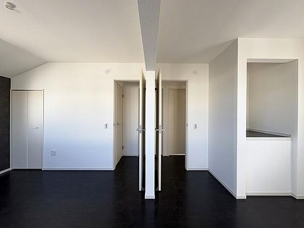 将来仕切りで6.1帖と4.1帖の二部屋に分けられる洋室です。