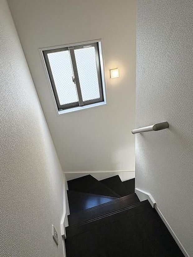 階段には手すりがついているので昇り降りが安心です。