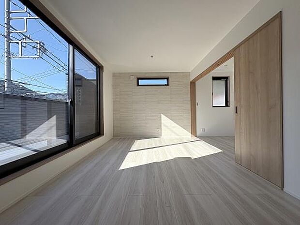 ベッドルームの扉を開けて一続きの空間としてお使いいただけます。