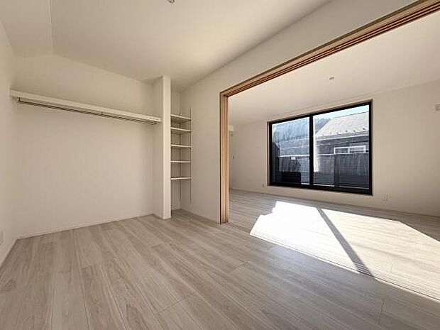 ベッドルーム。バルコニーに面していないので静かに過ごせます。