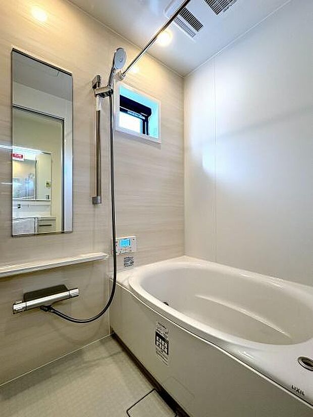 浴室換気乾燥機付きなので、入浴後の換気だけでなく衣類の乾燥にも重宝します。手すり付きで安心です。