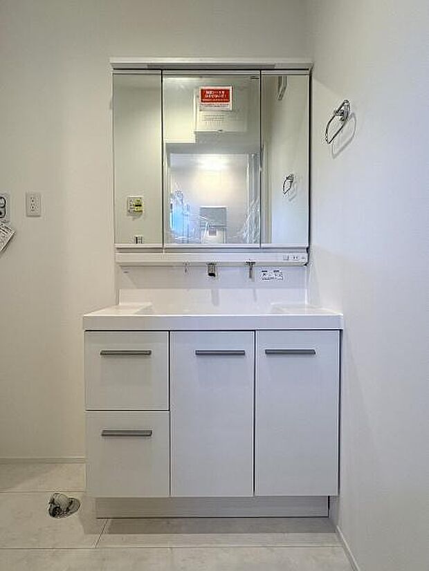 収納豊富な洗面台。備品をすっきりさせることで生活感が出にくくなります。