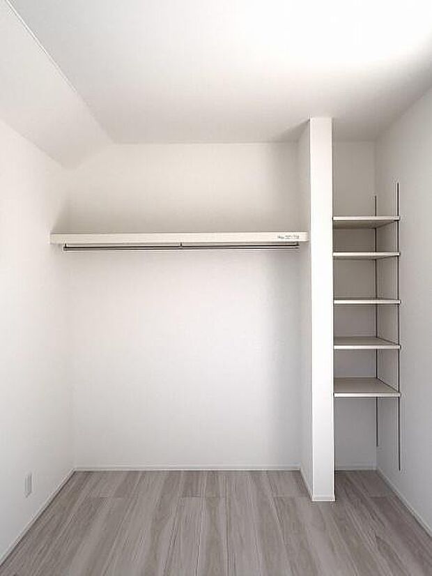 オープンタイプのクローゼット。衣類が選びやすく湿気がこもりにくいメリットがあります。