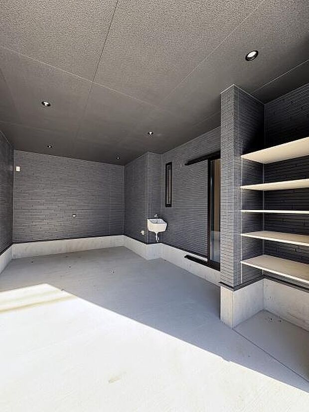 インナーガレージ内の様子です。可動棚が設置されています。