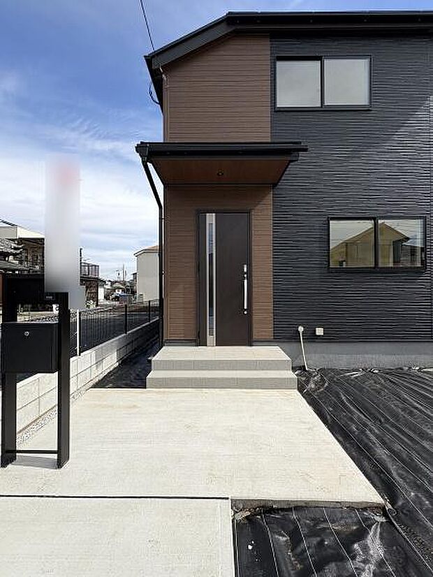 モニターカメラ付きのインターホンで訪問者が確認できます。