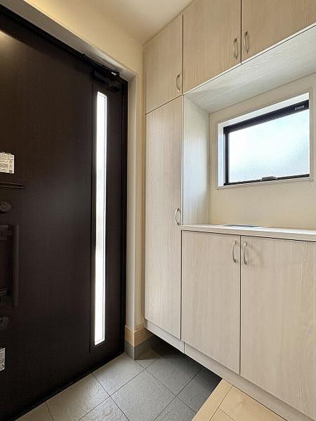 たっぷりと収納できるシューズボックスを備えた玄関内。