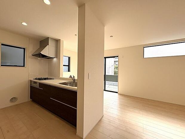 配膳や後片付けが効率よくおこなえる対面キッチン。