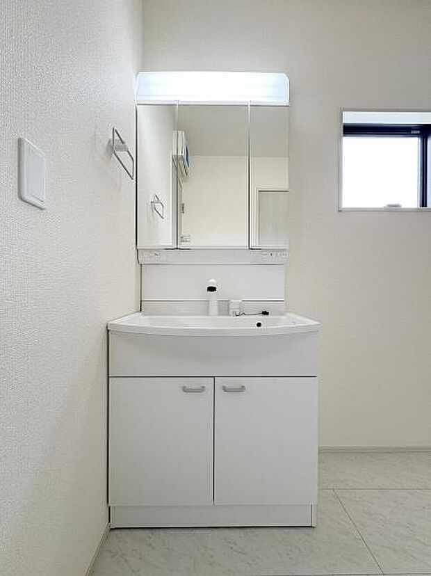 三面鏡付きの洗面台です。鏡裏にも収納可能。