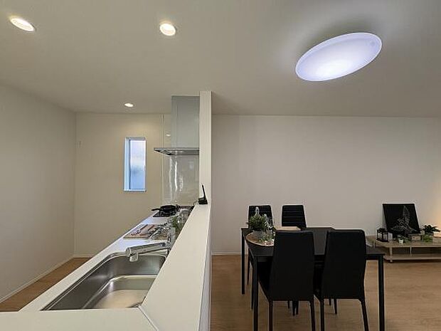 家事をしながらコミュニケーションが取れる対面式キッチン。