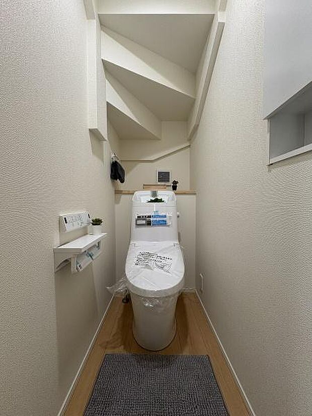 1階・2階にそれぞれ設けられたトイレは温水洗浄便座です。(写真は1階トイレ)