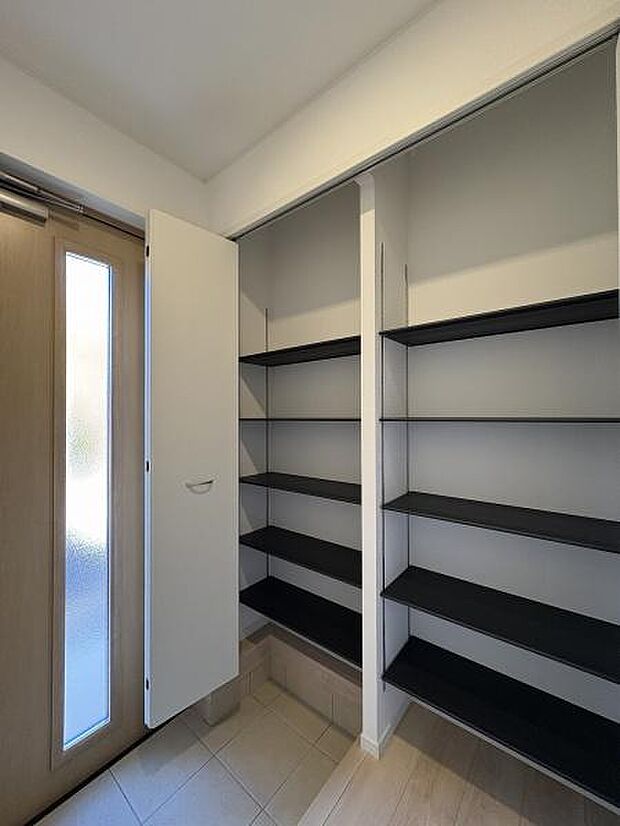 たっぷりと収納できるシューズボックスを備えた玄関。