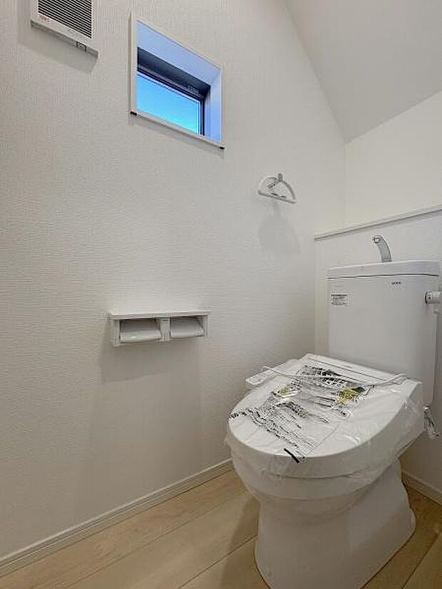 1階・2階にそれぞれ設けられたトイレは温水洗浄便座です。(写真は1階トイレ)