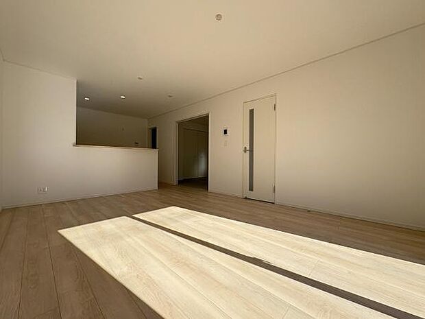 キッチンまで一つにつながる開放感。16帖のLDK。