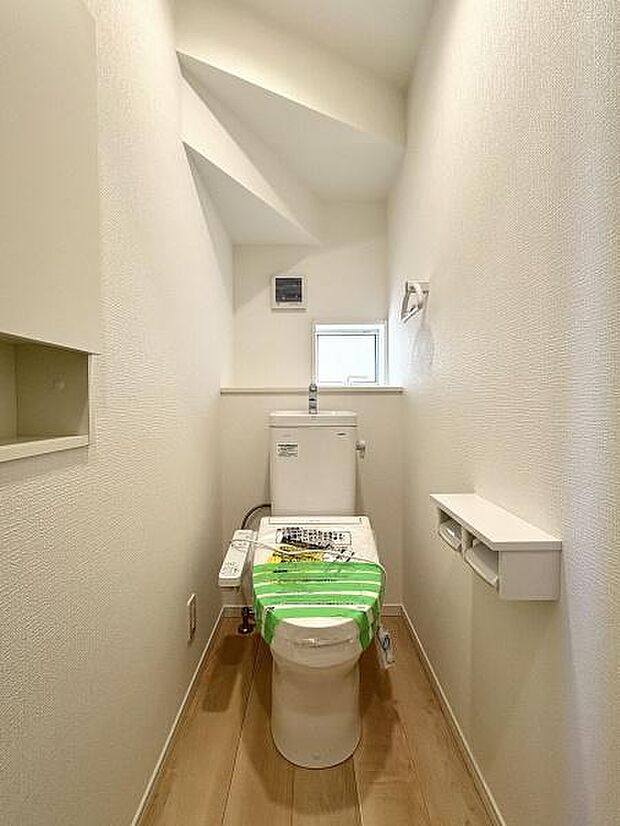 1階・2階にそれぞれ設けられたトイレは温水洗浄便座です。(写真は1階トイレ)