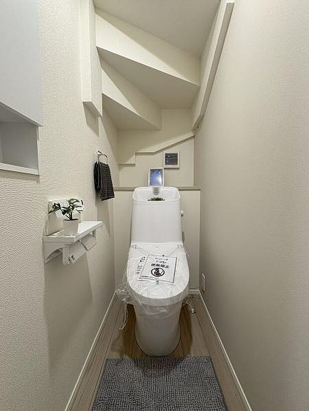 お手洗いは温水洗浄便座です。ストックに便利な収納棚があります。