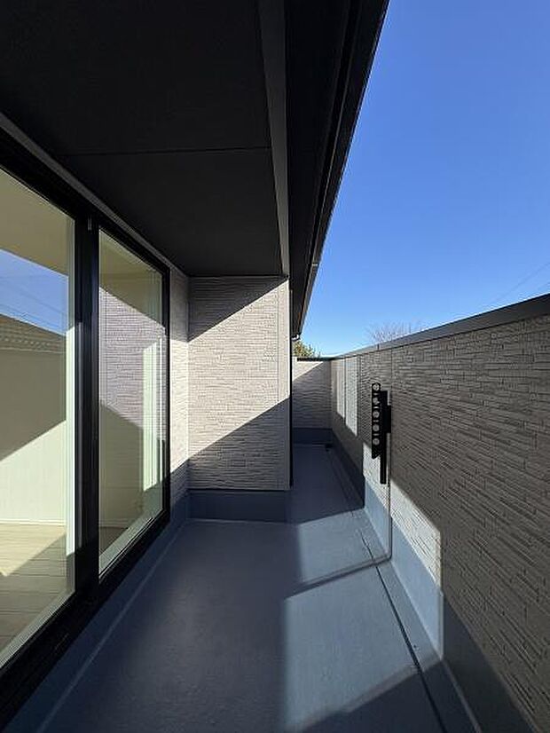 陽当り通風良好のバルコニー。