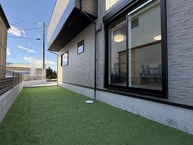 小さいお子様やペットが喜ぶお庭がございます。