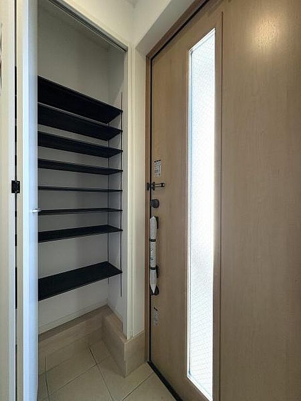 たっぷり収納できるシューズボックスを備えた玄関内。