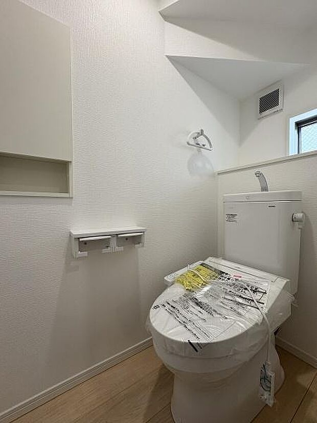 1階・2階にそれぞれ設けられたトイレは温水洗浄便座です。(写真は1階トイレ)