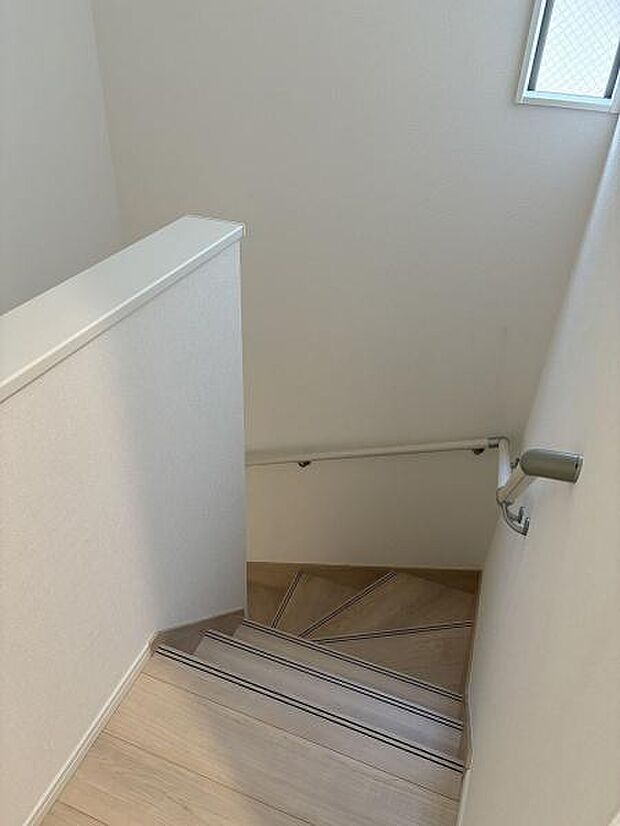 階段には手すりがついているので昇り降りが安心です。