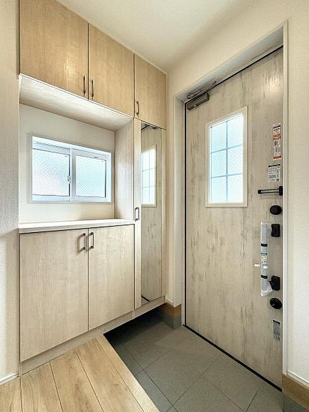 たっぷりと収納できるシューズボックスを備えた玄関内。お出かけ前の身だしなみチェックに便利なミラー付きです。