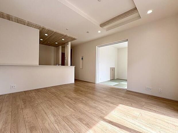 和室でごろごろもできるリビング。折り上げ天井で開放感があります。