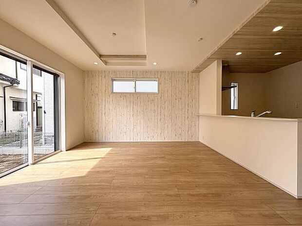 木目が彩る癒しの空間。南向きで日当り良好です。