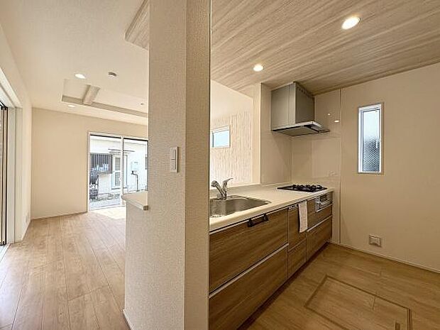 家事をしながらコミュニケーションが取れる対面式キッチン。