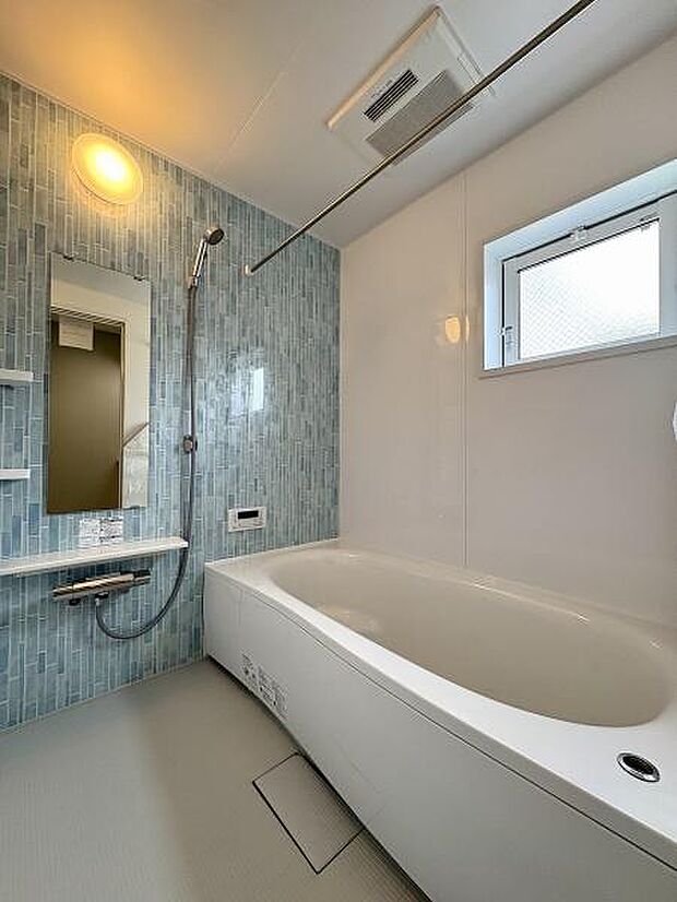 浴室暖房換気乾燥機付きなので冬場も温かく、体温の急激な変化を防ぎます。また、雨の日が続いてもお洗濯物が乾かせます。