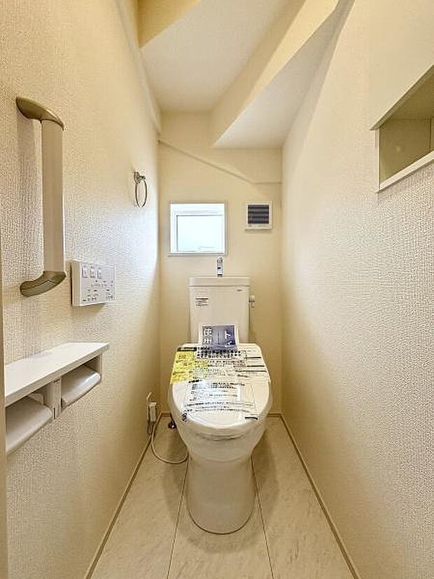 立ち上がりに便利な手すり付きのトイレ。温水洗浄便座です。