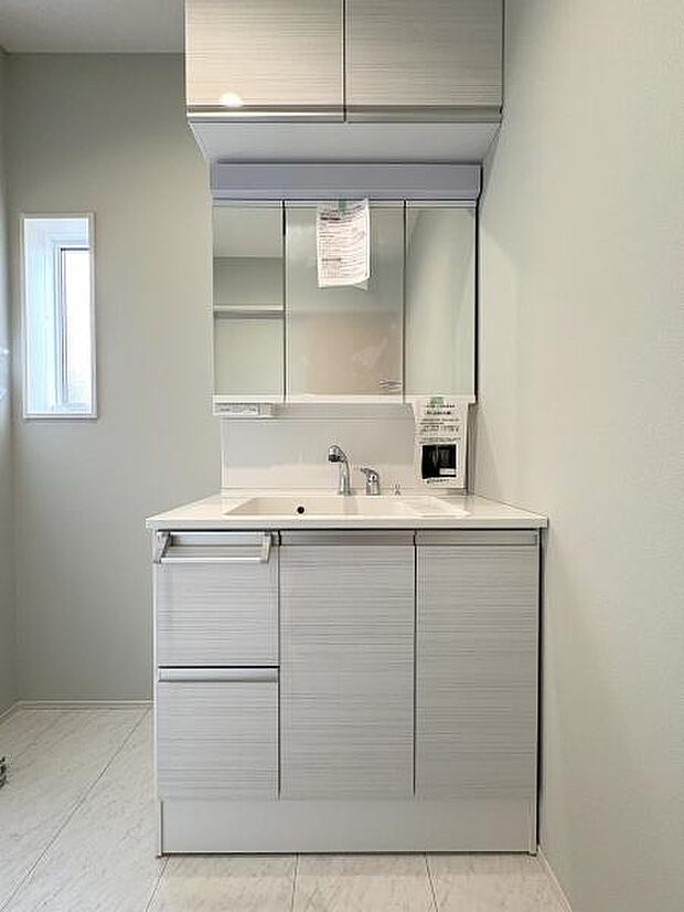 三面鏡付きの洗面台です。鏡裏にも収納可能。