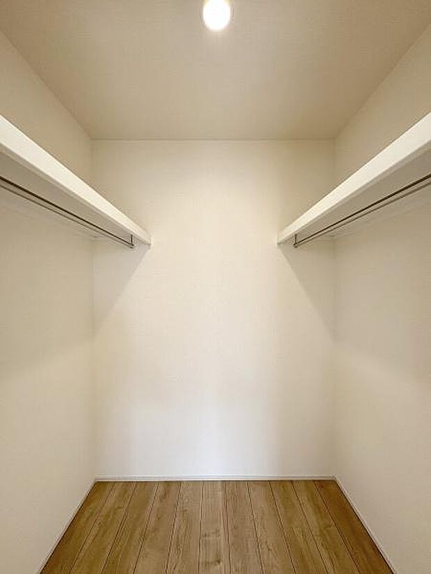 主寝室内ウォークインクローゼット。たっぷり収納できます。